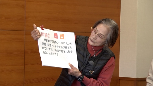 クイズを出題する岡山東女性部員