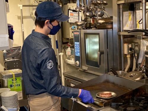 調理する高橋店長