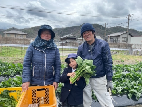 ホウレンソウ生産者の野島竜也さんと妻の美和子さんと長女の弥江ちゃん