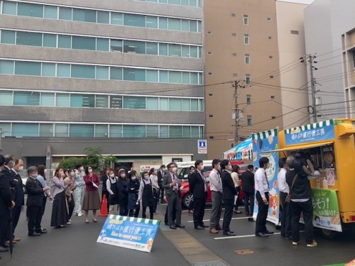 キッチンカーに並ぶ人々