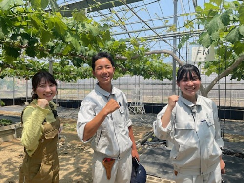 瀬戸南高校園芸科学科果樹類型の生徒と古米さん