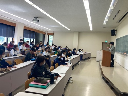 授業を受けるくらしき作陽大学食文化学部現代食文化学科の1年生