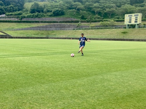 グラウンドでサッカーの練習をする片山さん