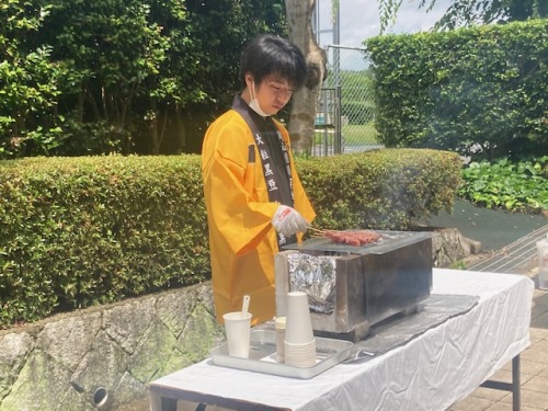 スタジアムグルメのなぎビーフの串焼き