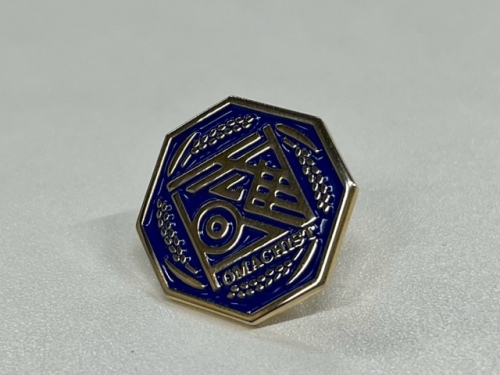 「オマチスト」のバッジ