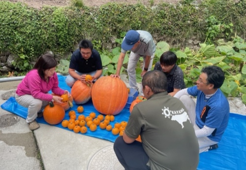 ハロウィーンカボチャを囲む阿新青壮年部のみなさん