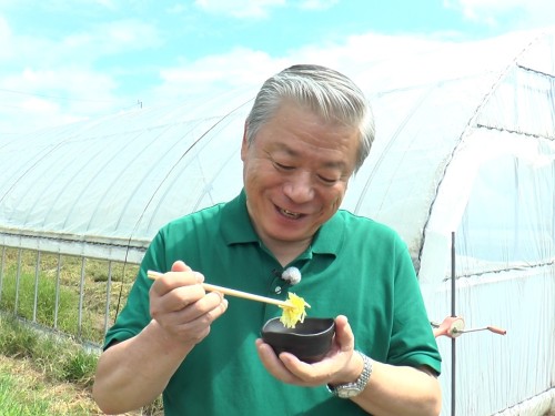 黄ニラのおひたしを試食する金光副組合長