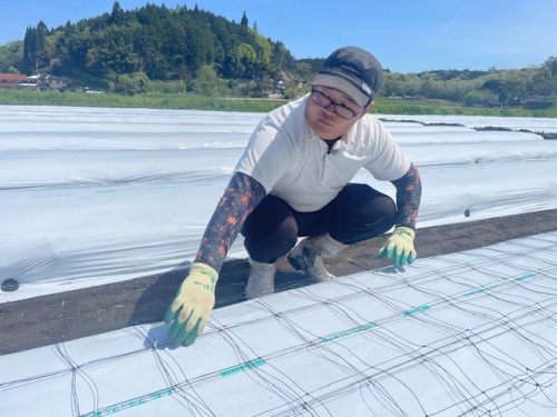 作業する室山さん
