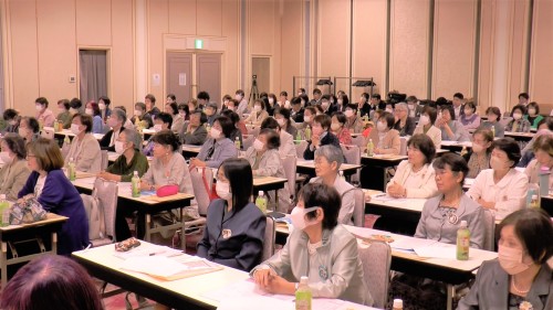 熱心に講演を聞くJA岡山県女性組織協議会のみなさん