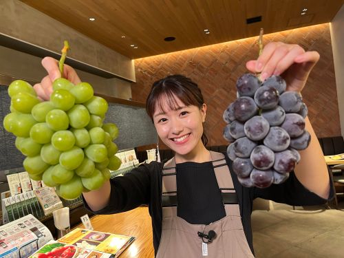 シャインマスカットとピオーネを持つ難波リポーター