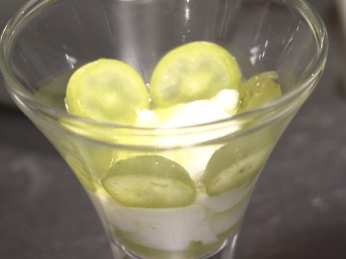 シャインマスカットの断面を器に盛りつける様子