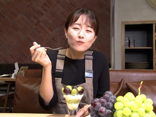 パフェを味わう難波リポーター