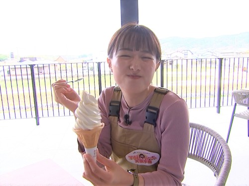 ソフトクリームを食べる難波リポーター