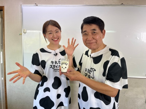 牛のTシャツを着た、難波リポーターと政木先生