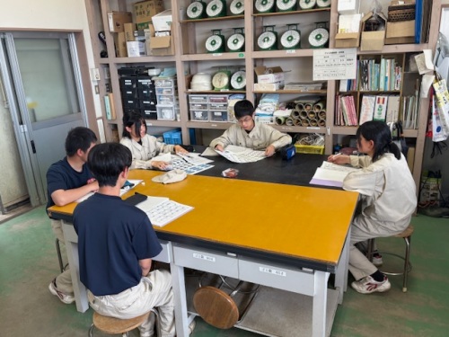 みなさんが話し合う姿は、 まるで社会人の会議風景のよう