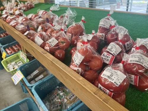 注目は、ずらっと並べられたトマト！！