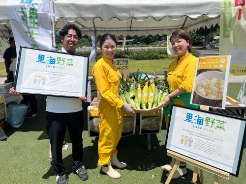 「もろこしガールズ」が、 トウモロコシご飯の実演や無料配布