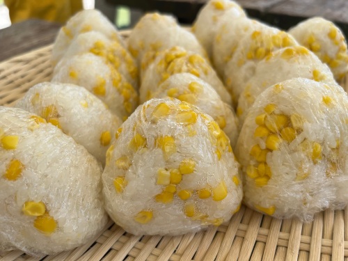 少し塩味の効いたご飯が、トウモロコシの甘さを引き立てていましたよ！