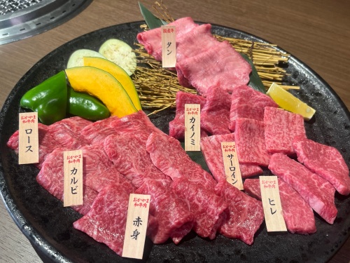 タンやロース、カルビ等、たくさんのお肉が盛り合されています。