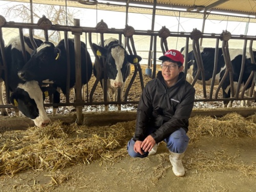 勝央町の牧場で働く男性を取材