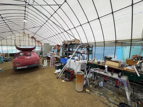 作業場は、まるで秘密基地のよう