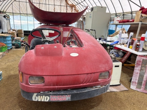 真っ赤な車体が特徴的な&ldquo;農薬をまく機械&rdquo;