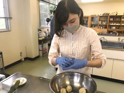 けんびき焼きを作る熊澤リポーター