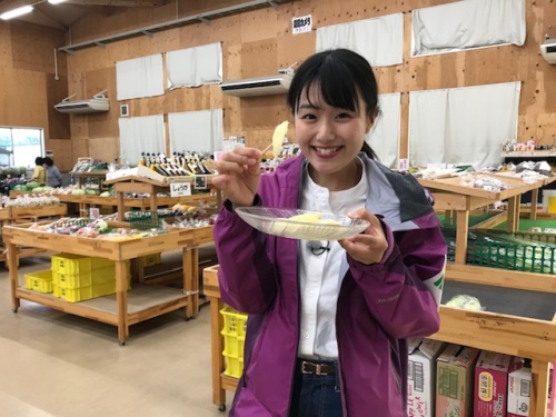 「はなよめ」を試食する難波リポーター