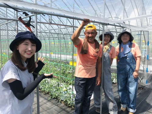 左から 和正さん、和美さん、智恵子さんと古米リポーター