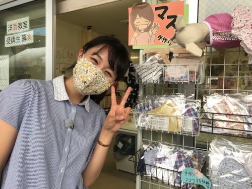 店頭で販売されている手作りマスク 難波リポーター