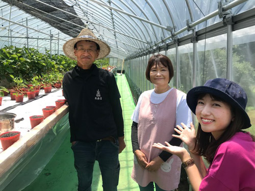 笑顔の柚野さん夫婦と古米レポーター 笑顔の柚野さん夫婦と古米レポーター