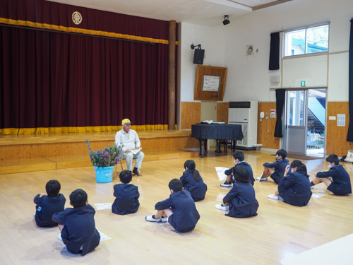 リンドウについて生産者の樋元智彦さんから学ぶ様子