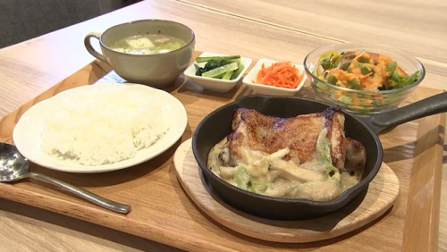 岡山県産森林どりステーキ 白菜ときのこの味噌クリームソース