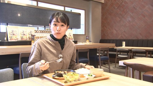 難波アナ試食中