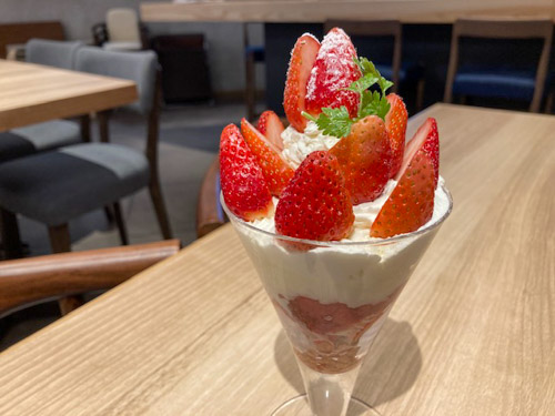 岡山県産いちごパフェ デラックス