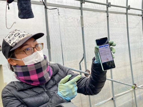 スマホを持って説明する中原さん