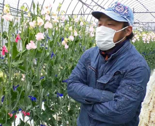 取材に応える関さん