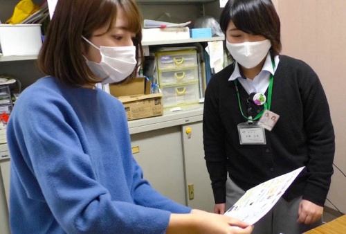 チラシを読む古米アナ