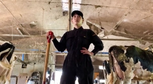 【PVより】ポーズをとる酪農家