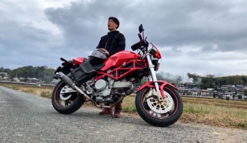 【PVより】なんと趣味のバイクで登場