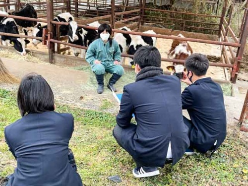 山本紅百（もも）さんへのインタビューの様子