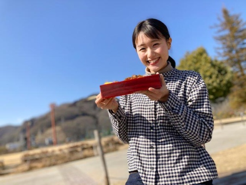焼肉弁当を試食する難波アナ