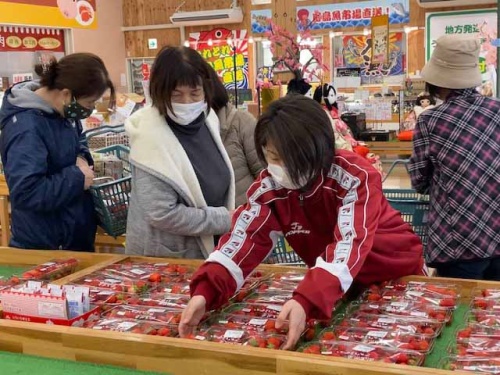 イチゴを購入するお客さん