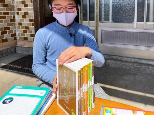 農業の参考書を持つ友徳くん