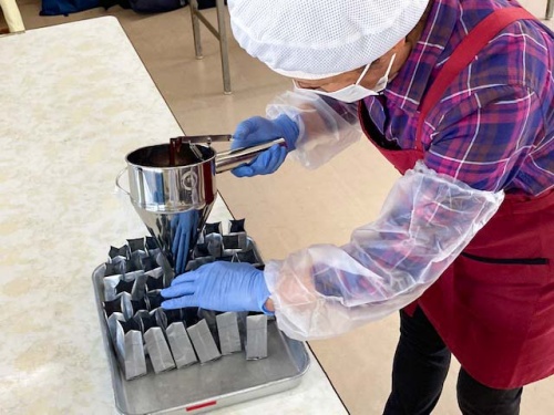 餡を流し入れる様子