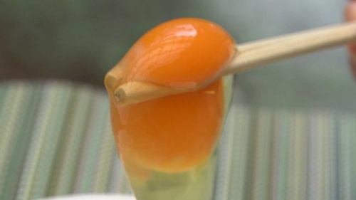 箸でつかめるくらい弾力のある黄身
