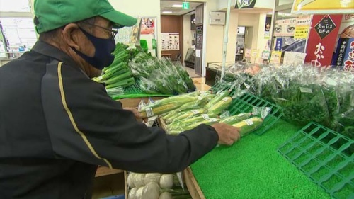 新鮮な農産物を出荷する地元生産者