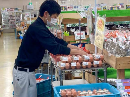 湯浅養鶏場の湯浅直樹さん