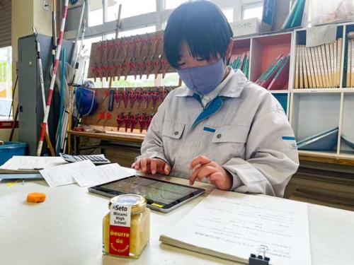 タブレットを操作する生徒さん