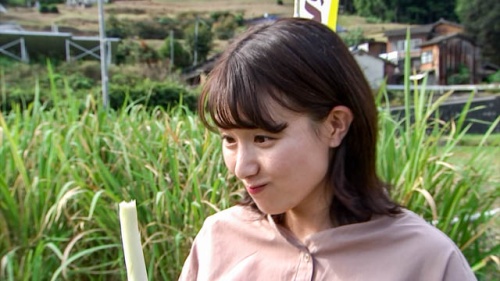 試食する難波アナ